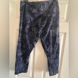 Lululemon Athletica High-Rise Crop 23”. Navy camo legging.